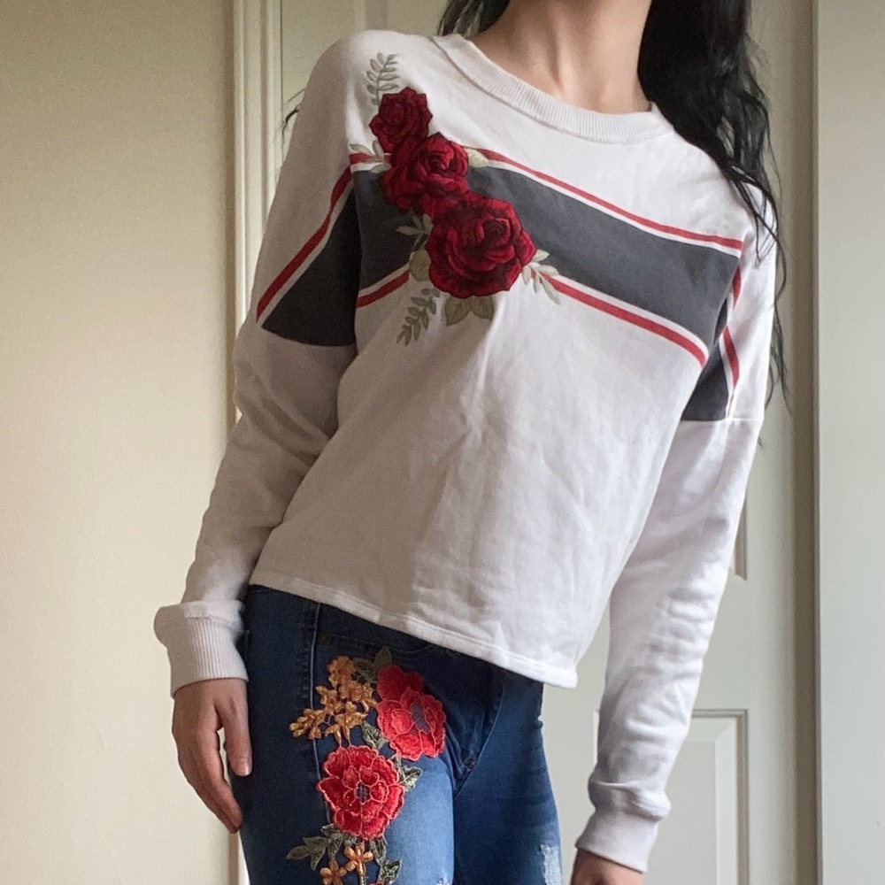 Vintage Hollister Floral Embroidered White and Gray Women's Top